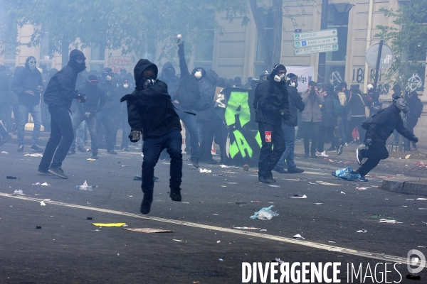 Black blocs au défilé du 1er Mai 2018. May Day masked Black Blocs Clash in Paris.