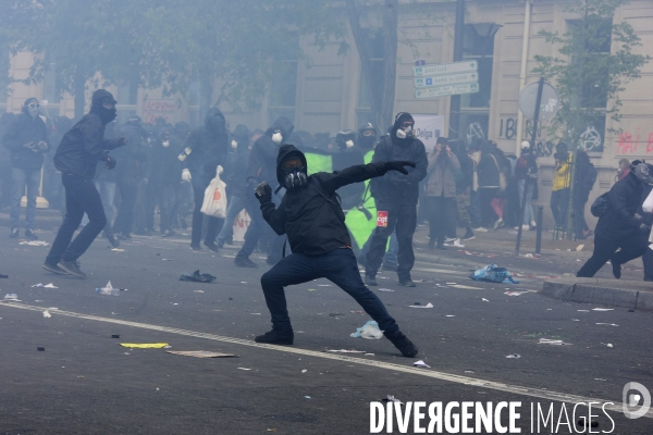 Black blocs au défilé du 1er Mai 2018. May Day masked Black Blocs Clash in Paris.