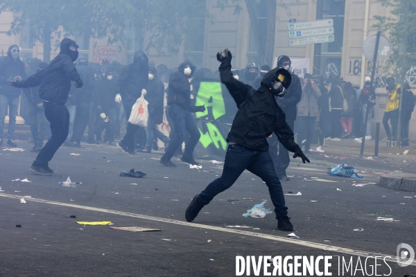 Black blocs au défilé du 1er Mai 2018. May Day masked Black Blocs Clash in Paris.