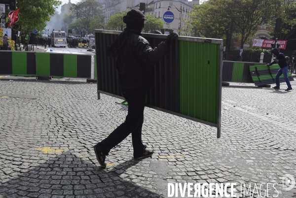 Black blocs au défilé du 1er Mai 2018. May Day masked Black Blocs Clash in Paris.