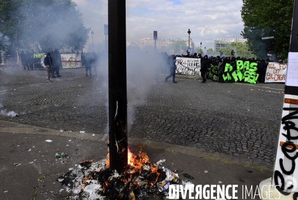 Black blocs au défilé du 1er Mai 2018. May Day masked Black Blocs Clash in Paris.