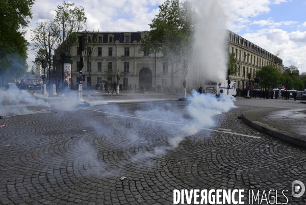 Black blocs au défilé du 1er Mai 2018. May Day masked Black Blocs Clash in Paris.