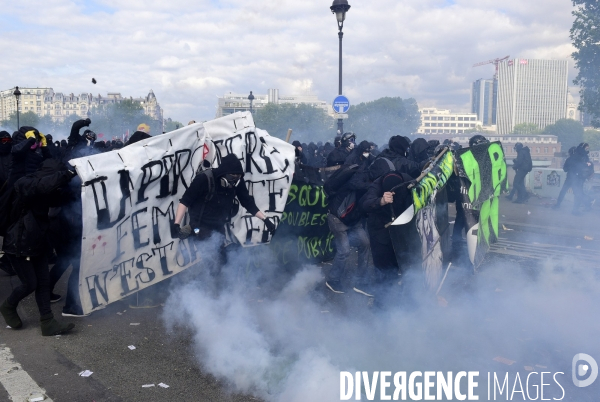 Black blocs au défilé du 1er Mai 2018. May Day masked Black Blocs Clash in Paris.