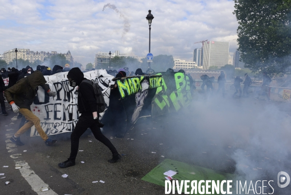 Black blocs au défilé du 1er Mai 2018. May Day masked Black Blocs Clash in Paris.