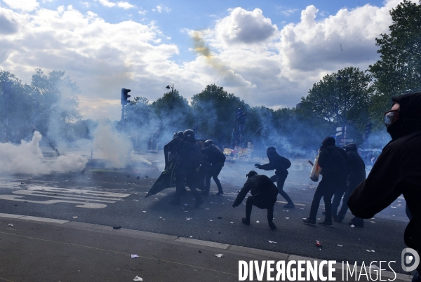 Black blocs au défilé du 1er Mai 2018. May Day masked Black Blocs Clash in Paris.