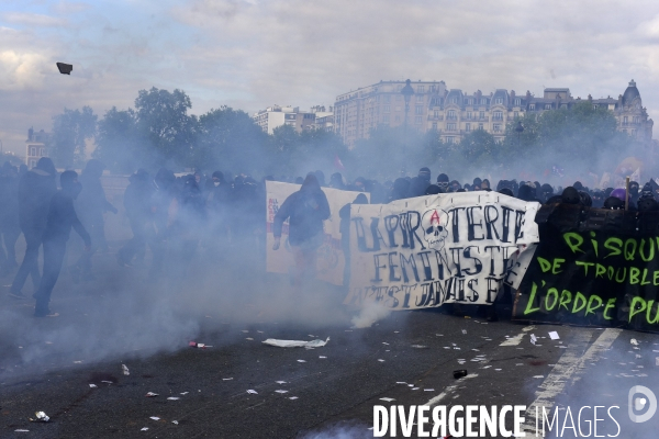 Black blocs au défilé du 1er Mai 2018. May Day masked Black Blocs Clash in Paris.