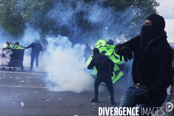 Black blocs au défilé du 1er Mai 2018. May Day masked Black Blocs Clash in Paris.