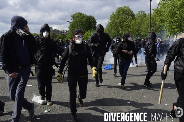 Black blocs au défilé du 1er Mai 2018. May Day masked Black Blocs Clash in Paris.