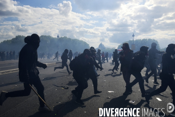 Black blocs au défilé du 1er Mai 2018. May Day masked Black Blocs Clash in Paris.