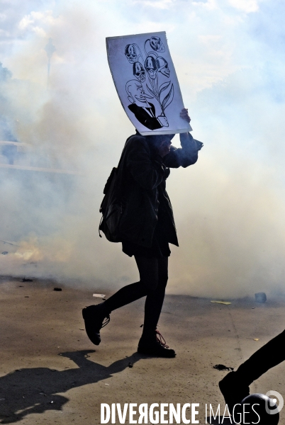 Black blocs au défilé du 1er Mai 2018. May Day masked Black Blocs Clash in Paris.