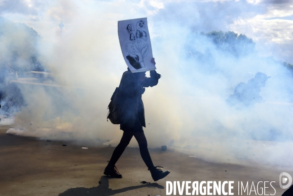 Black blocs au défilé du 1er Mai 2018. May Day masked Black Blocs Clash in Paris.