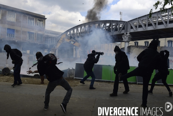 Black blocs au défilé du 1er Mai 2018. May Day masked Black Blocs Clash in Paris.