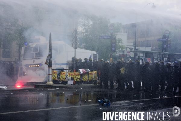 Black blocs au défilé du 1er Mai 2018. May Day masked Black Blocs Clash in Paris.