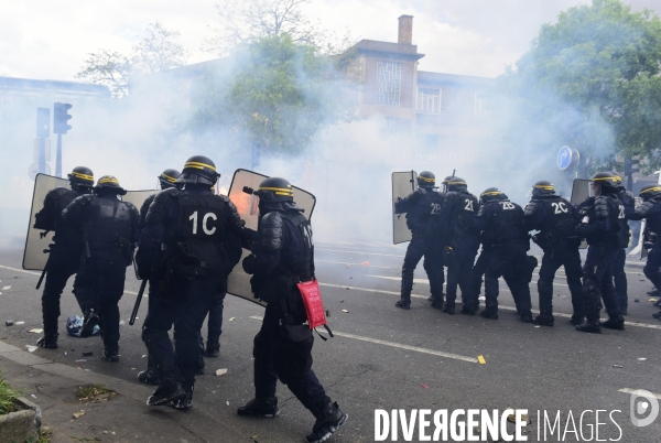 Black blocs au défilé du 1er Mai 2018. May Day masked Black Blocs Clash in Paris.