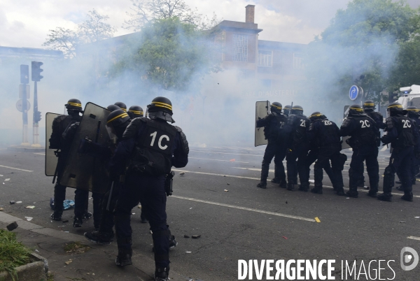 Black blocs au défilé du 1er Mai 2018. May Day masked Black Blocs Clash in Paris.