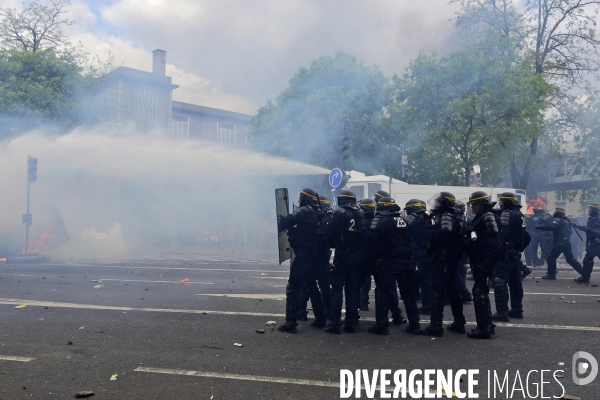 Black blocs au défilé du 1er Mai 2018. May Day masked Black Blocs Clash in Paris.