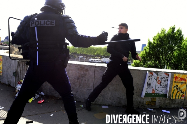 Black blocs au défilé du 1er Mai 2018. May Day masked Black Blocs Clash in Paris.