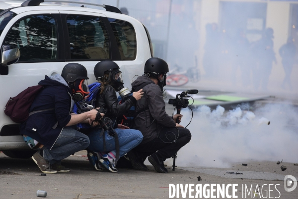 Black blocs au défilé du 1er Mai 2018. May Day masked Black Blocs Clash in Paris.
