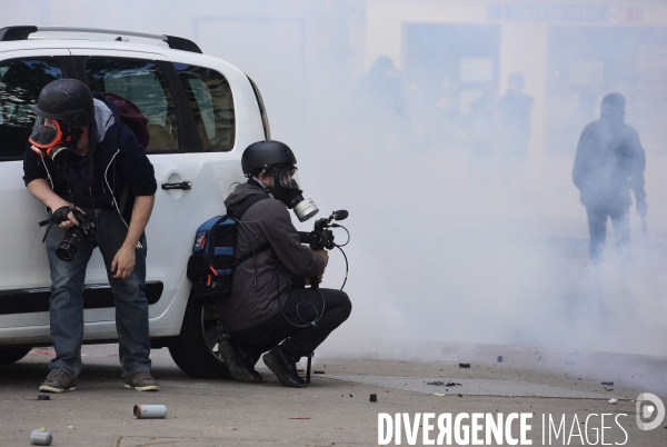 Black blocs au défilé du 1er Mai 2018. May Day masked Black Blocs Clash in Paris.