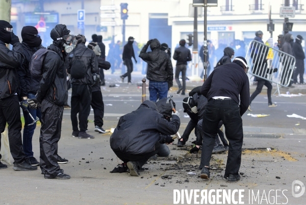 Black blocs au défilé du 1er Mai 2018. May Day masked Black Blocs Clash in Paris.