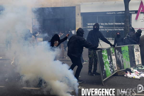 Black blocs au défilé du 1er Mai 2018. May Day masked Black Blocs Clash in Paris.