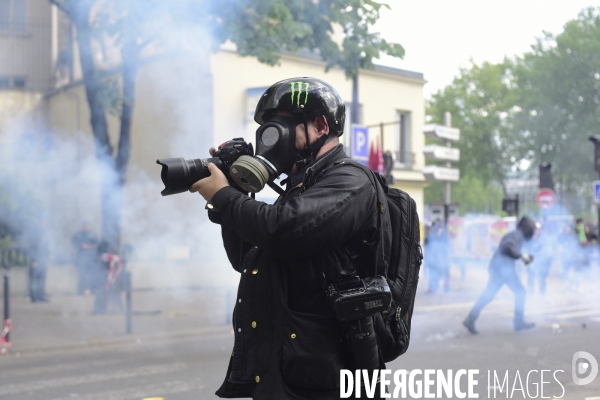 Black blocs au défilé du 1er Mai 2018. May Day masked Black Blocs Clash in Paris.