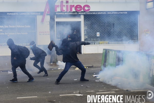 Black blocs au défilé du 1er Mai 2018. May Day masked Black Blocs Clash in Paris.