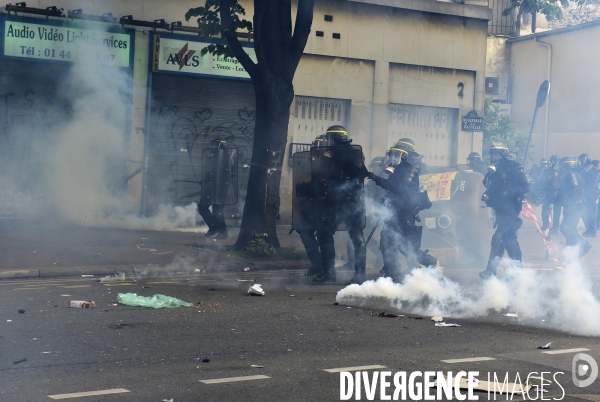 Black blocs au défilé du 1er Mai 2018. May Day masked Black Blocs Clash in Paris.