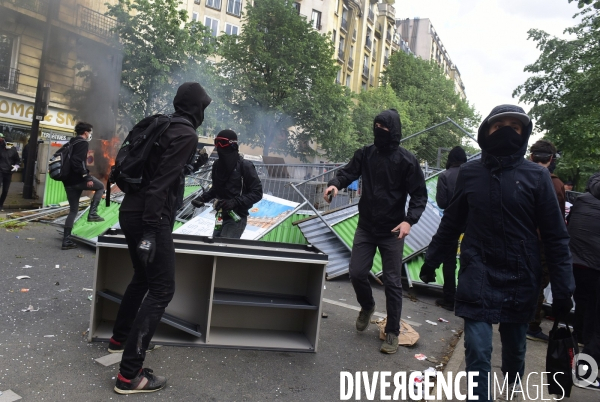 Black blocs au défilé du 1er Mai 2018. May Day masked Black Blocs Clash in Paris.