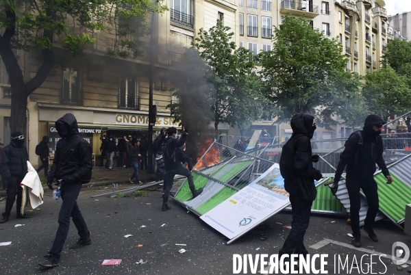 Black blocs au défilé du 1er Mai 2018. May Day masked Black Blocs Clash in Paris.