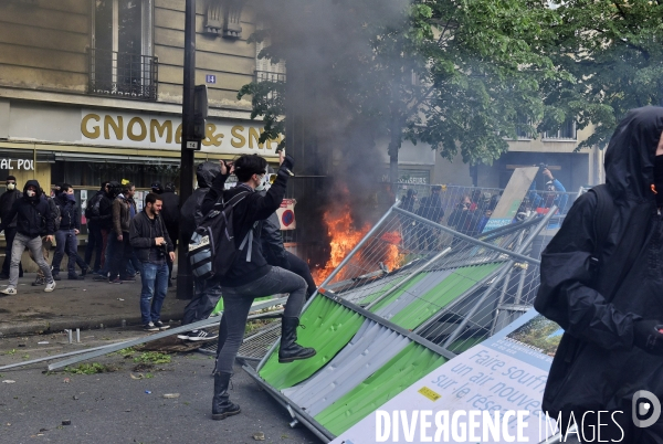 Black blocs au défilé du 1er Mai 2018. May Day masked Black Blocs Clash in Paris.