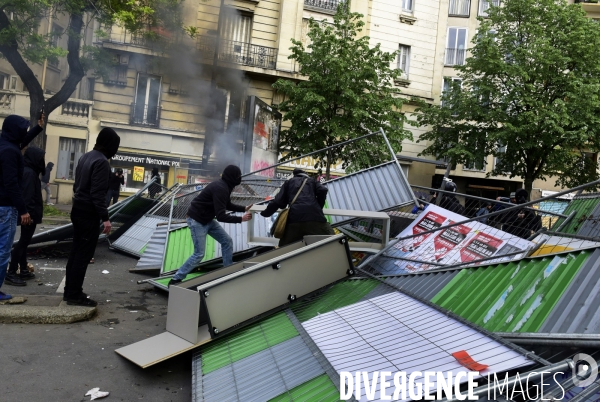 Black blocs au défilé du 1er Mai 2018. May Day masked Black Blocs Clash in Paris.