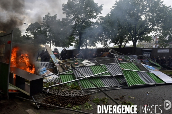 Black blocs au défilé du 1er Mai 2018. May Day masked Black Blocs Clash in Paris.