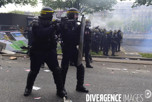 Black blocs au défilé du 1er Mai 2018. May Day masked Black Blocs Clash in Paris.