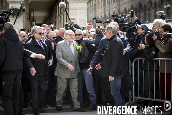 Jean-Marie LE PEN rassemble ses fidèles autour de la statue de Jeanne-d Arc pour le 1er mai.