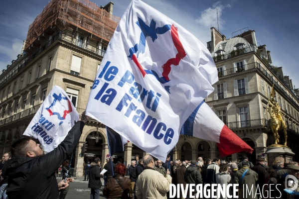 Jean-Marie LE PEN rassemble ses fidèles autour de la statue de Jeanne-d Arc pour le 1er mai.