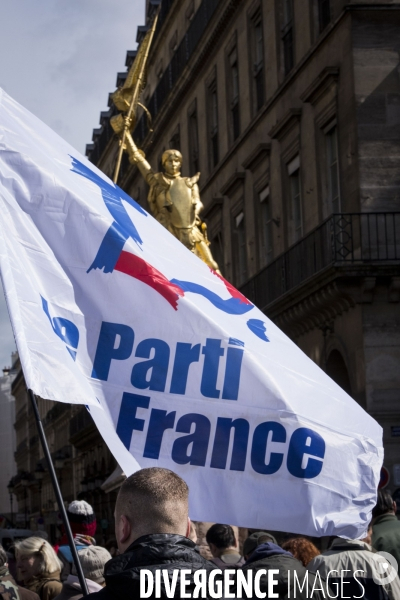 Jean-Marie LE PEN rassemble ses fidèles autour de la statue de Jeanne-d Arc pour le 1er mai.