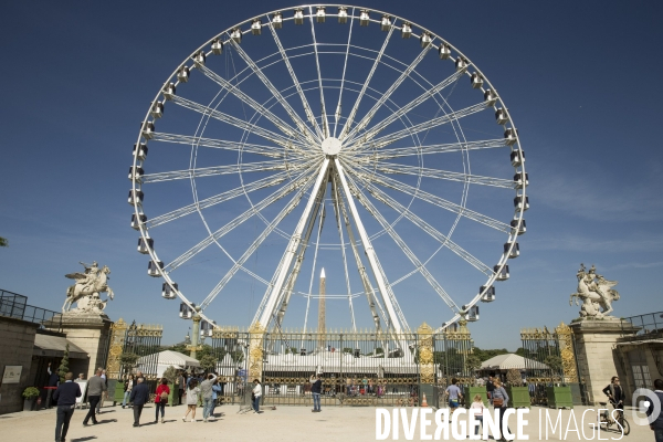 Les derniers tours de la grande roue installée place de la Concorde