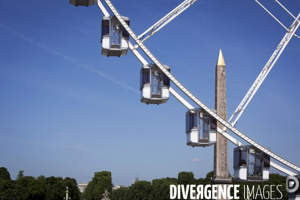 Les derniers tours de la grande roue installée place de la Concorde