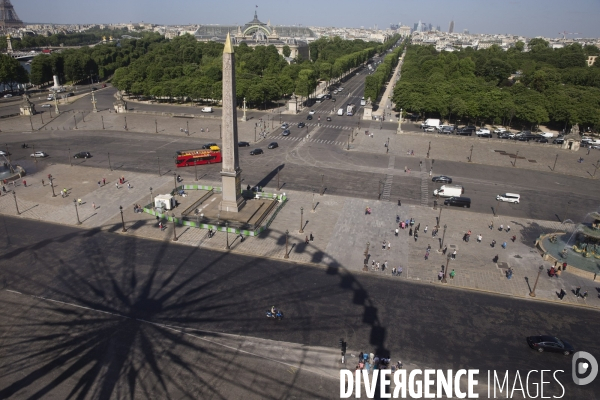 Les derniers tours de la grande roue installée place de la Concorde