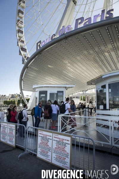 Les derniers tours de la grande roue installée place de la Concorde