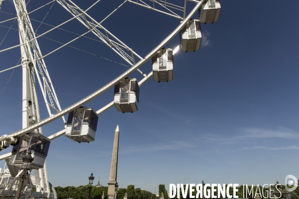 Les derniers tours de la grande roue installée place de la Concorde