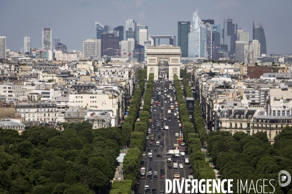 Les derniers tours de la grande roue installée place de la Concorde