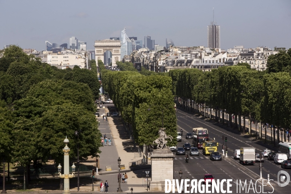 Les derniers tours de la grande roue installée place de la Concorde