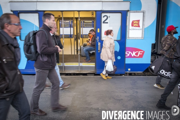 Usagers de la ligne Paris Rouen Le Havre pendant les grèves SNCF