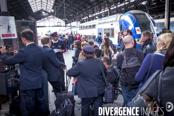 Usagers de la ligne Paris Rouen Le Havre pendant les grèves SNCF