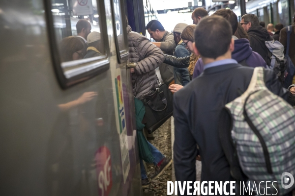 Usagers de la ligne Paris Rouen Le Havre pendant les grèves SNCF