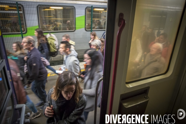 Usagers de la ligne Paris Rouen Le Havre pendant les grèves SNCF