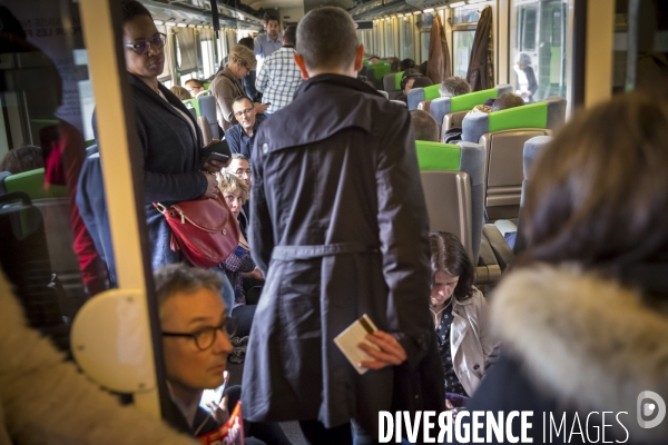 Usagers de la ligne Paris Rouen Le Havre pendant les grèves SNCF