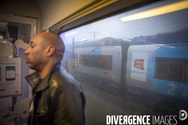 Usagers de la ligne Paris Rouen Le Havre pendant les grèves SNCF